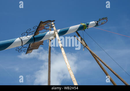 Eine der ältesten Traditionen noch in Oberbayern gepflegt ist die Einrichtung des traditionellen Maibaum zusammen mit Musik und Bier trinkt. Stockfoto