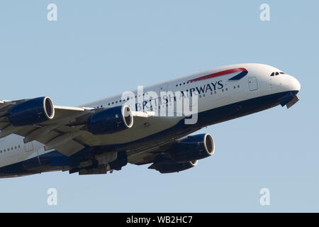 London, Großbritannien. 23. August 2019. BA Flugzeuge starten vom Flughafen Heathrow kurz nach der britischen Airline Pilots Association (BALPA) angekündigten Mitteilung an British Airways, dass es seinen Mitgliedern am 9., 10. und 27. September 2019 gegeben hat. Credit: Peter Manning/Alamy leben Nachrichten Stockfoto