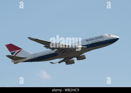 London, Großbritannien. 23. August 2019. BA Flugzeuge starten vom Flughafen Heathrow kurz nach der britischen Airline Pilots Association (BALPA) angekündigten Mitteilung an British Airways, dass es seinen Mitgliedern am 9., 10. und 27. September 2019 gegeben hat. Credit: Peter Manning/Alamy leben Nachrichten Stockfoto