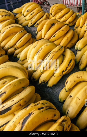 Trauben von reifen Bananen auf Thai Marktstand Stockfoto