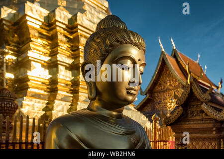 Golden Buddha Statue im Wat Phrathat Doi Suthep Tempel in Chiang Mai Stockfoto