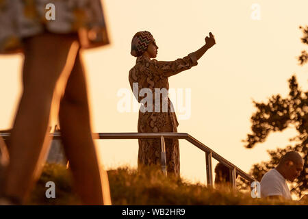 London, Großbritannien. 23 August, 2019. UK Wetter: Einheimische, Touristen und einem warmen Abend Sonnenuntergang von der Oberseite der Greenwich Park. Credit: Guy Corbishley/Alamy leben Nachrichten Stockfoto