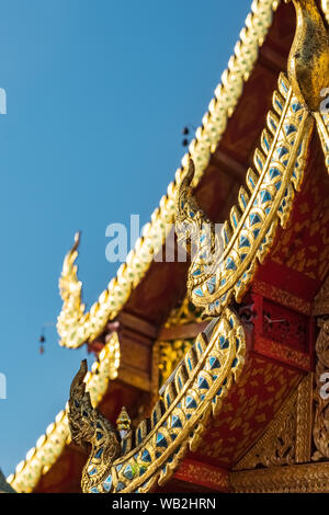 Goldene Drachen Statuen auf dem Dach des buddhistischen Tempel in Thailand Stockfoto