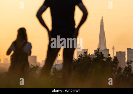 London, Großbritannien. 23 August, 2019. UK Wetter: Einheimische, Touristen und einem warmen Abend Sonnenuntergang von der Oberseite der Greenwich Park. Credit: Guy Corbishley/Alamy leben Nachrichten Stockfoto