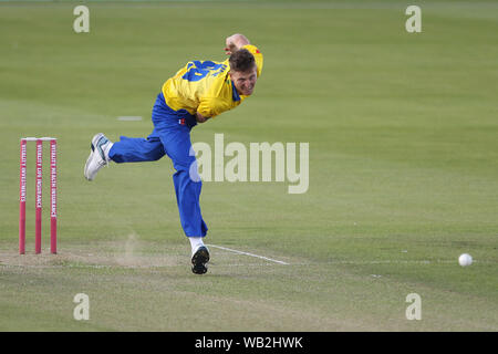 Chester Le Street, UK. 23 Aug, 2019. Brydon Carse of Durham bowling während der Vitalität T20 Blast Match zwischen Durham County Cricket Club und Yorkshire County Cricket Club Emirates Riverside, Chester Le Street am Freitag, den 23. August 2019. (Credit: Mark Fletcher | MI Nachrichten) Credit: MI Nachrichten & Sport/Alamy leben Nachrichten Stockfoto