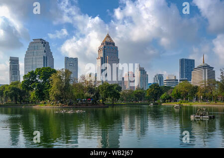 Kommerzielle Gebäude im Zentrum der Stadt, in der Nähe des Suan Lumpini Park in Bangkok. Stockfoto