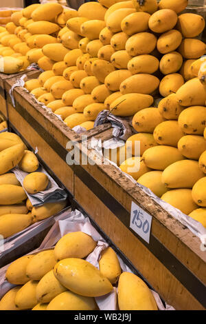 Stapel von frischem Gelb gerippt Thai mango Namen Mamuang Kaew auf Früchten angezeigt shop Abschaltdruck Stockfoto