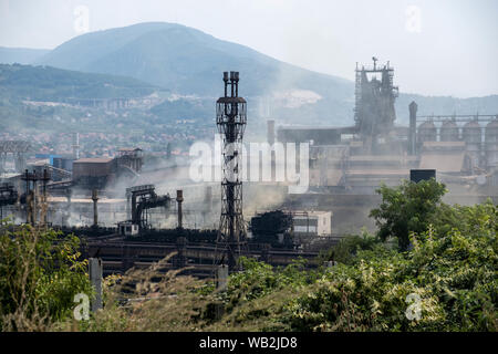 Zenica, Zenica, Bosnien. 23 Aug, 2019. Stadt Zenica, mit mehr als 100000 residente, ist das administrative und wirtschaftliche Zentrum des Zenica-Doboj Kantons. Es ist die Heimat des Globalen Stahlriesen ArcelorMittal Steel Factory im Besitz der Indischen billioner Lakshmi Mittal. Die überwiegende Zenica arbeitet ohne gültige Genehmigungen und eine Reihe von Verbesserungen zugesagt, die Emissionen aus der Fabrik zu reduzieren wurden nicht getroffen. Bosnien leidet unter einigen der höchsten Niveaus der Welt von Luftverschmutzung, mit Zenica zu den schlimmsten betroffen. Credit: Matteo Trevisan/ZUMA Draht/Alamy leben Nachrichten Stockfoto