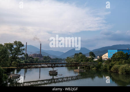 Zenica, Zenica, Bosnien. 23 Aug, 2019. Stadt Zenica, mit mehr als 100000 residente, ist das administrative und wirtschaftliche Zentrum des Zenica-Doboj Kantons. Es ist die Heimat des Globalen Stahlriesen ArcelorMittal Steel Factory im Besitz der Indischen billioner Lakshmi Mittal. Die überwiegende Zenica arbeitet ohne gültige Genehmigungen und eine Reihe von Verbesserungen zugesagt, die Emissionen aus der Fabrik zu reduzieren wurden nicht getroffen. Bosnien leidet unter einigen der höchsten Niveaus der Welt von Luftverschmutzung, mit Zenica zu den schlimmsten betroffen. Credit: Matteo Trevisan/ZUMA Draht/Alamy leben Nachrichten Stockfoto