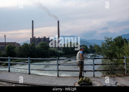 Zenica, Zenica, Bosnien. 23 Aug, 2019. Stadt Zenica, mit mehr als 100000 residente, ist das administrative und wirtschaftliche Zentrum des Zenica-Doboj Kantons. Es ist die Heimat des Globalen Stahlriesen ArcelorMittal Steel Factory im Besitz der Indischen billioner Lakshmi Mittal. Die überwiegende Zenica arbeitet ohne gültige Genehmigungen und eine Reihe von Verbesserungen zugesagt, die Emissionen aus der Fabrik zu reduzieren wurden nicht getroffen. Bosnien leidet unter einigen der höchsten Niveaus der Welt von Luftverschmutzung, mit Zenica zu den schlimmsten betroffen. Credit: Matteo Trevisan/ZUMA Draht/Alamy leben Nachrichten Stockfoto