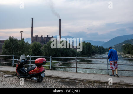 Zenica, Zenica, Bosnien. 23 Aug, 2019. Stadt Zenica, mit mehr als 100000 residente, ist das administrative und wirtschaftliche Zentrum des Zenica-Doboj Kantons. Es ist die Heimat des Globalen Stahlriesen ArcelorMittal Steel Factory im Besitz der Indischen billioner Lakshmi Mittal. Die überwiegende Zenica arbeitet ohne gültige Genehmigungen und eine Reihe von Verbesserungen zugesagt, die Emissionen aus der Fabrik zu reduzieren wurden nicht getroffen. Bosnien leidet unter einigen der höchsten Niveaus der Welt von Luftverschmutzung, mit Zenica zu den schlimmsten betroffen. Credit: Matteo Trevisan/ZUMA Draht/Alamy leben Nachrichten Stockfoto