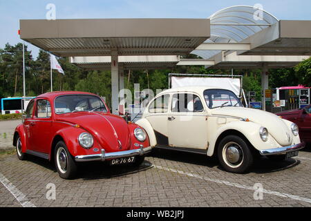 Wageningen, Niederlande - 29. Mai 2017: Roter VW Typ 1 auf einem öffentlichen Parkplatz in der Stadt Wageningen geparkt. Niemand im Fahrzeug. Stockfoto