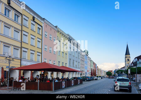 Mühldorf am Inn: square Stadtplatz, Restaurant in Oberbayern, Inn-Salzach, Oberbayern, Bayern, Bayern, Deutschland Stockfoto