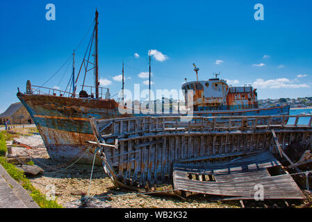 Alten, verlassenen Schiffswracks in der alten Boot Friedhof von Camaret-sur-Mer in der Bretagne, Frankreich Stockfoto
