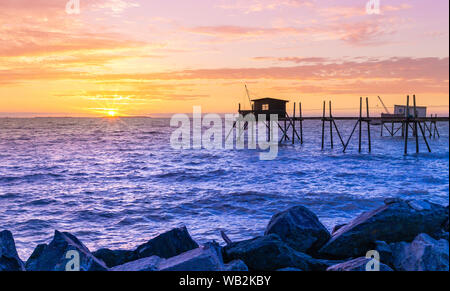 Hütten der Fischer in den Sonnenuntergang in Yves Bay, Frankreich Stockfoto