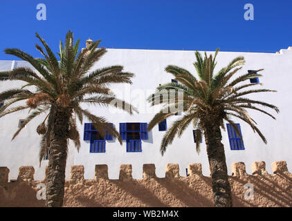 Marokko Marrakesch, Essaouira UNESCO-Weltkulturerbe - befestigte Stadtmauern und weiß getünchten Gebäuden in der historischen Medina. Stockfoto