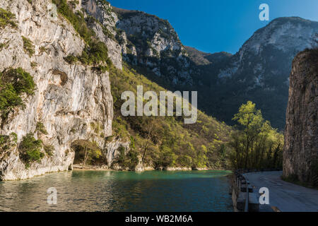 Gola del Furlo, eine schmale Schlucht gebildet durch den Fluss Candigliano in der Provinz Pesaro-Urbino entlang der alten Via Flaminia route Stockfoto