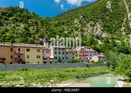 Farbige Häuser in der kleinen Stadt Piobbico, in der Provinz Pesaro-Urbino Stockfoto