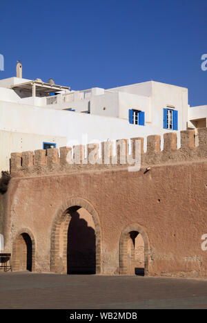 Marokko Marrakesch, Essaouira UNESCO-Weltkulturerbe - befestigte Stadtmauern und weiß getünchten Gebäuden in der historischen Medina. Stockfoto