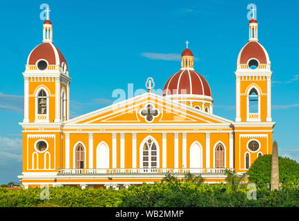 Die Fassade der neo-klassischen Kathedrale in gelb und orange Tönen bei Sonnenuntergang in Granada, Nicaragua, Mittelamerika. Stockfoto