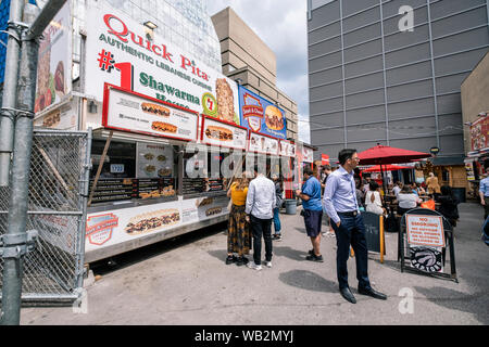 Menschen essen Mittagessen in Essen Lkw in der Stadt Toronto, Ontario, Kanada Stockfoto