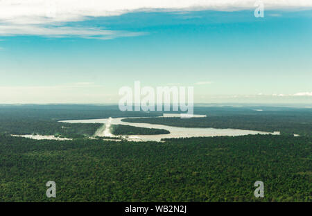 Landschaft Luftaufnahme von Iguazu Falls Wasserfall, Flüsse, Regenwald und Dschungel Stockfoto