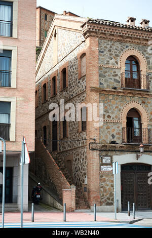 TOLEDO, Spanien - 24 April 2018: Malerische Architektur vor dem Bahnhof von Toledo. Stockfoto