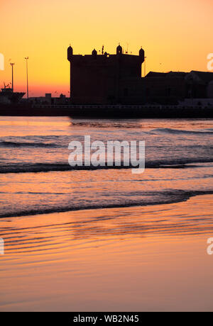 Marokko, Marrakesch, Essaouira. UNESCO-Weltkulturerbe - Hafen Scala oder Bastion vom Strand gesehen gegen den Sonnenuntergang. Stockfoto