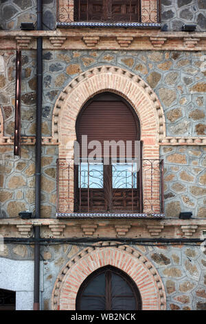 TOLEDO, Spanien - 24 April 2018: Fenster- und Details des Gebäudes von einem Hotel in Toledo. Stockfoto