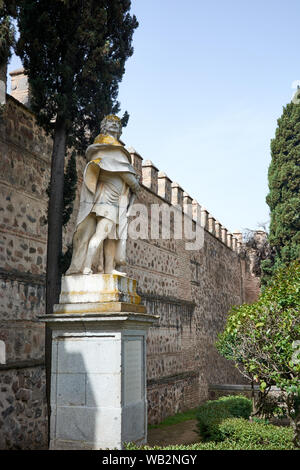 TOLEDO, Spanien - 24 April 2018: Skulptur von Alfonso VI de Leon in der Nähe des Neuen Bisagra Tor, an der Seite von einem der Eingänge der Stadt Toledo. Stockfoto
