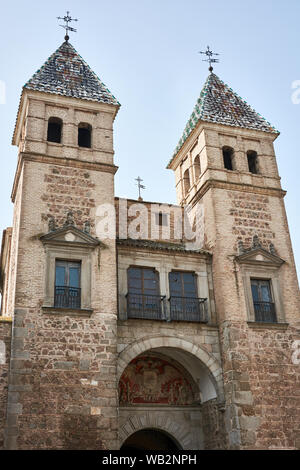 TOLEDO, Spanien - 24 April 2018: Türme im Innenhof, trennt die internen und externen Fassaden der neuen Bisagra Tor. Stockfoto