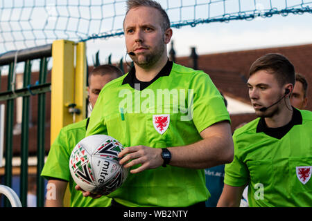 Schiedsrichter Richard Harrington. Penybont gegen Cardiff traf am 23. August 2019 im Bryntirion Park das Spiel JD Cymru Premier. Lewis Mitchell/YCPD. Stockfoto