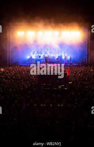 Berlin, Deutschland. 23 Aug, 2019. Jan bin onchi' Gorkow, Sänger der Feine Sahne Fischfillet, führt auf dem Open-Air-Konzert der Politpunkband Feine Sahne Fischfillet in der Zitadelle Spandau. Credit: Christoph Soeder/dpa/Alamy leben Nachrichten Stockfoto