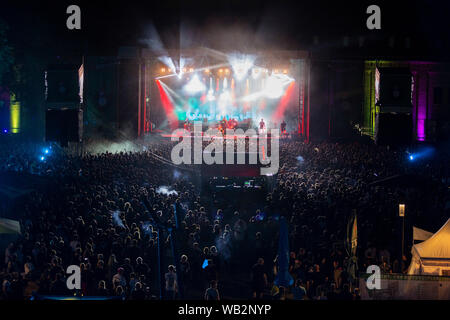 Berlin, Deutschland. 23 Aug, 2019. Jan bin onchi' Gorkow, Sänger der Feine Sahne Fischfillet, führt auf dem Open-Air-Konzert der Politpunkband Feine Sahne Fischfillet in der Zitadelle Spandau. Credit: Christoph Soeder/dpa/Alamy leben Nachrichten Stockfoto