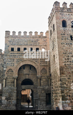 TOLEDO, Spanien - 24 April 2018: Der alte Bisagra Tor, auch als das Tor von Alfonso VI bekannt, in Toledo. Stockfoto