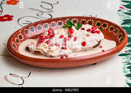 Chile en Nogada, ein traditionelles Gericht aus Puebla mit der Hinzufügung der Walnuß-Creme, Granatapfel Samen und Petersilie. Stockfoto