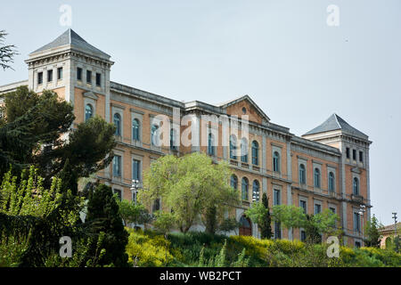 TOLEDO, Spanien - 24 April 2018: Blick auf ein Gebäude aus der Neuen Bisagra Tor in Toledo gesehen. Stockfoto
