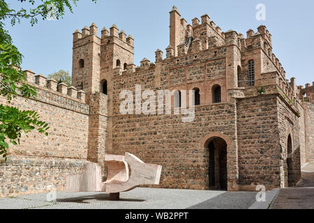 TOLEDO, Spanien - 24 April 2018: Alte befestigte Konstruktion und Mauern, der Teil der alten Bisagra Tor oder Gitter von Alfonso VI., in Toledo. Stockfoto