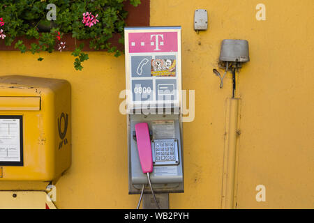 Altmodische öffentliches Telefon in der inneren Stadt Post, Nierstein Deutschland Stockfoto