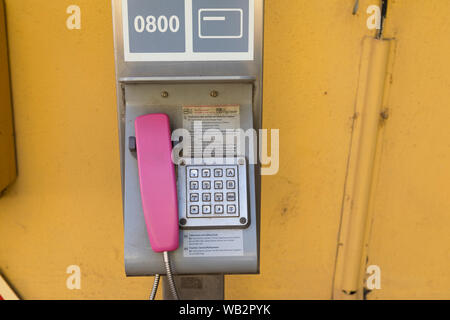 Altmodische öffentliches Telefon in der inneren Stadt Post, Nierstein Deutschland Stockfoto