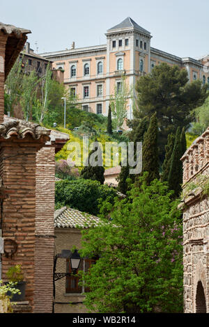 TOLEDO, Spanien - 24 April 2018: die mittelalterlichen Mauern und traditionelle Architektur in der Stadt Toledo. Stockfoto
