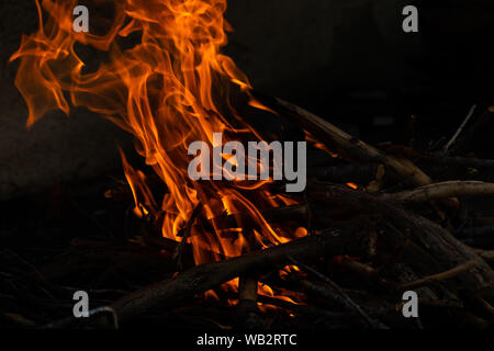 Foto von Feuer, Flammen und heiße Kohlen im Kamin. Hohe Auflösung Hintergrund. Stockfoto