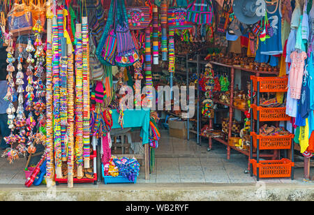 Kunst und Handwerk Shop im historischen Zentrum von Granada mit der indigenen und traditionellen Textilien sowie andere Tourismus shopping Artikel, Nicaragua. Stockfoto