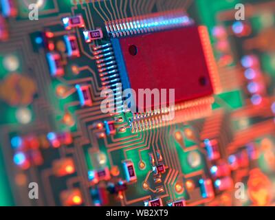 Elektronische Platine mit Chips und Komponenten. Stockfoto