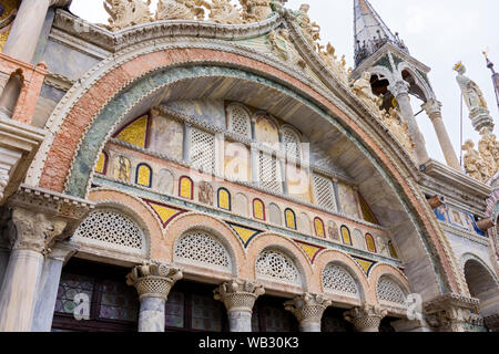 Aus dem Süden Fassade der Basilika di San Marco (St Mark's Basilika), Saint Mark's Square, Venedig, Italien, Detail Stockfoto