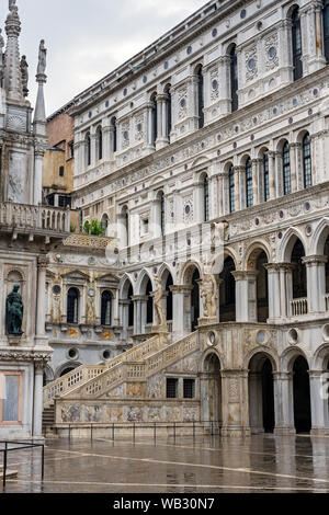 Der riesige Treppe (Scala dei Giganti) im Innenhof der Dogenpalast (Palazzo Ducale), Venedig, Italien Stockfoto