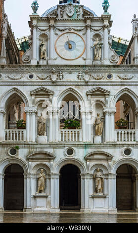 Die Facciata dell'Orologio (Fassade der Uhr) mit Statuen von Bartolomeo Monopola, Hof von der Dogenpalast (Palazzo Ducale), Venedig, Italien Stockfoto