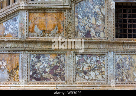 Stein Verkleidung an der Seite der Treppe des Riesen (Scala dei Giganti), im Innenhof der Dogenpalast (Palazzo Ducale), Venedig, Italien Stockfoto