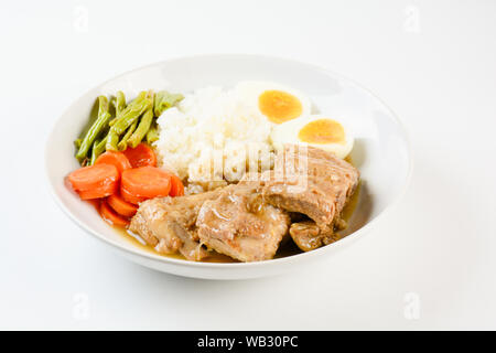 Gebackene Schweinerippchen mit Reis, gekochtes Ei und Gemüse Stockfoto