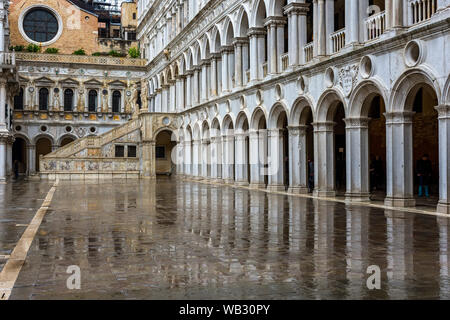 Der riesige Treppe (Scala dei Giganti) und Arkaden im Innenhof der Dogenpalast (Palazzo Ducale), Venedig, Italien Stockfoto